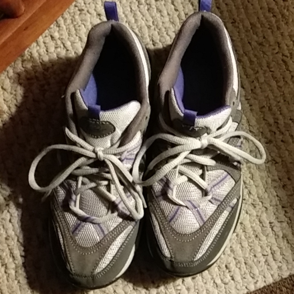 Tennis shoes